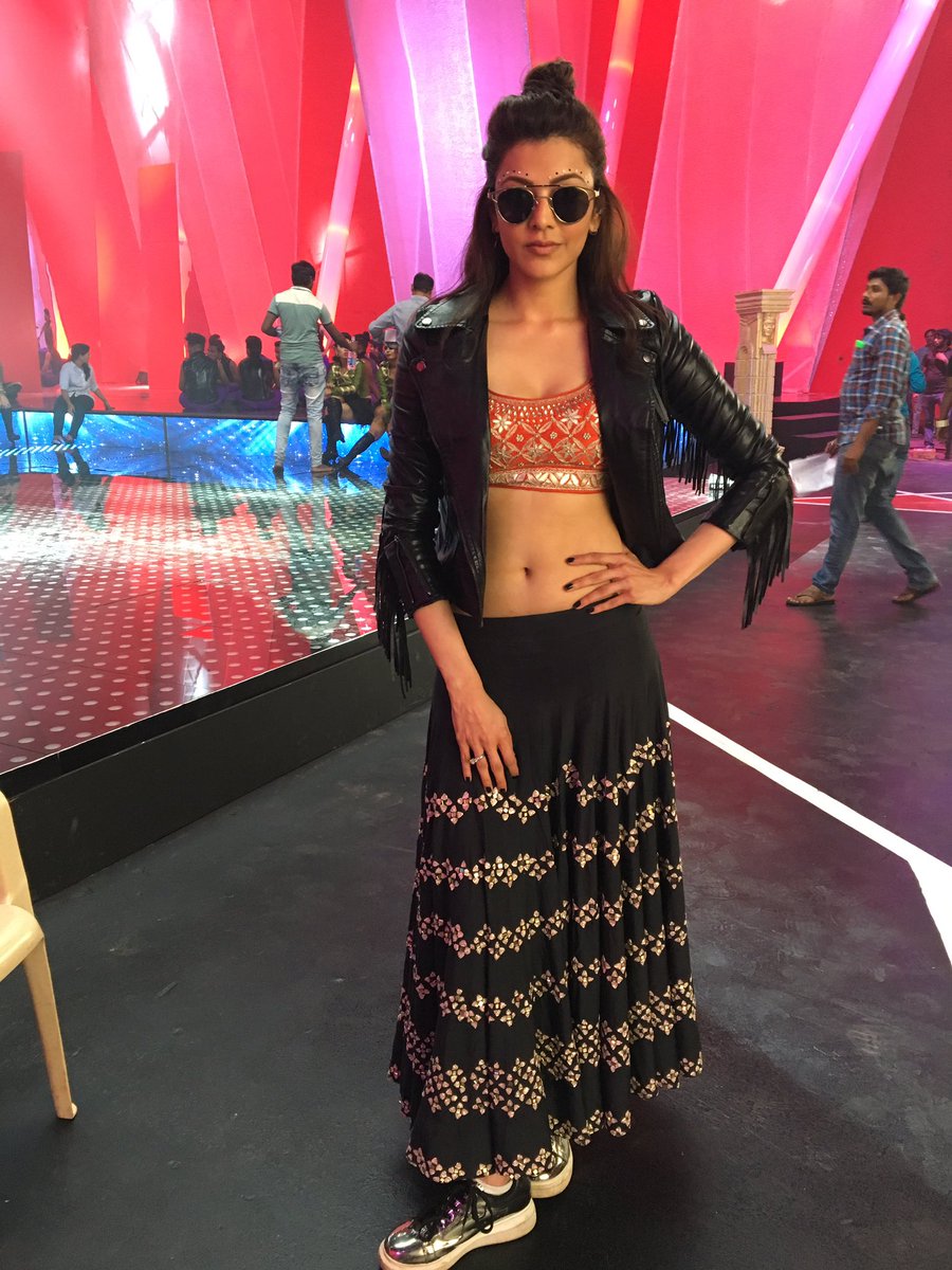 My fav look from #AmmuduLetsdoKummudu <a href="/archa_mehta/">Archa Mehta</a> and I call it #therunawaybride look 👰🏻🏃🏽‍♀️😂which is your fav?