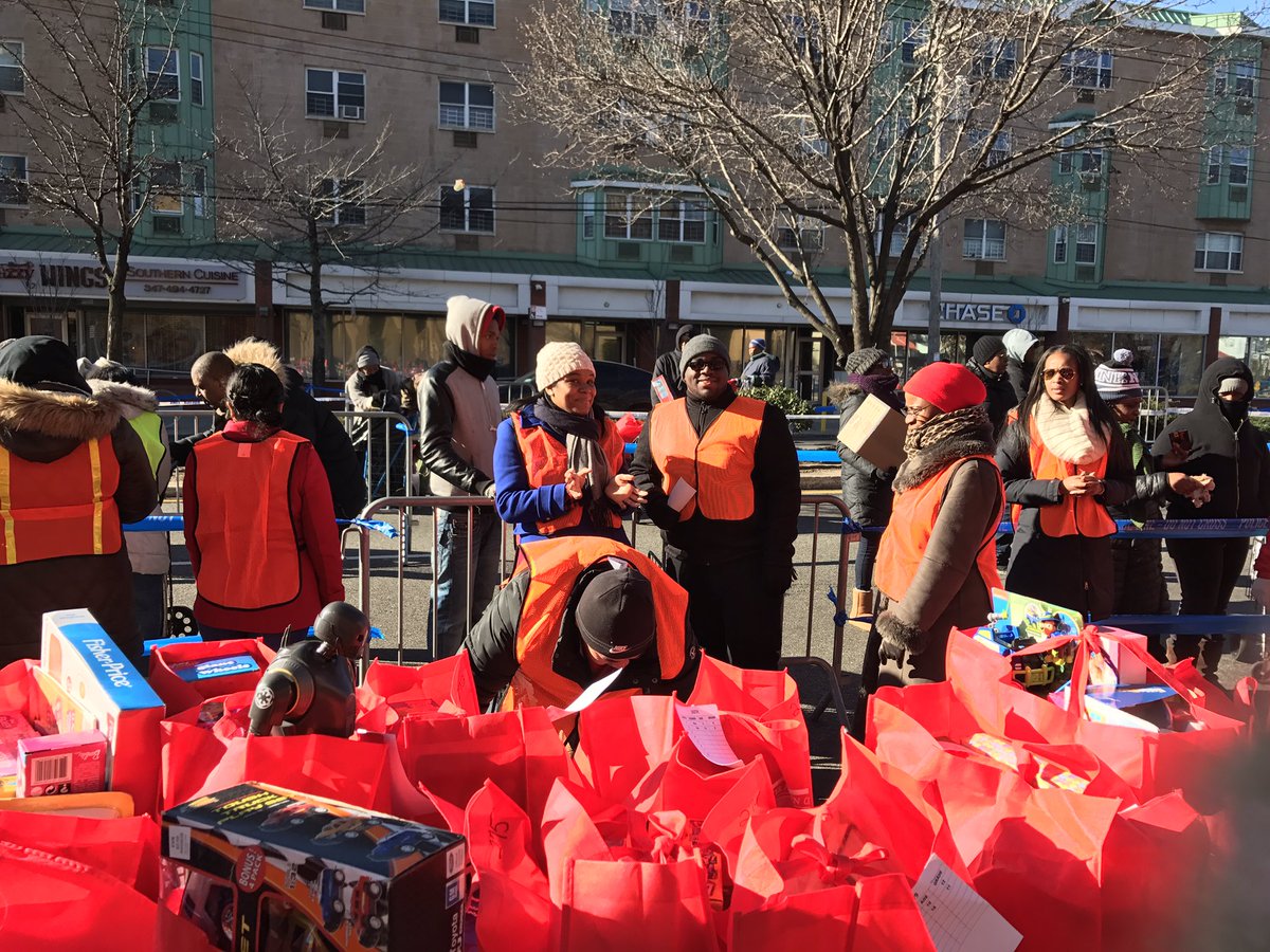 TargetMichele's tweet photo. We love to give back!!!!   #targetlovesthecommunity. #christmasonmerrick https://t.co/5fpxRzy86i