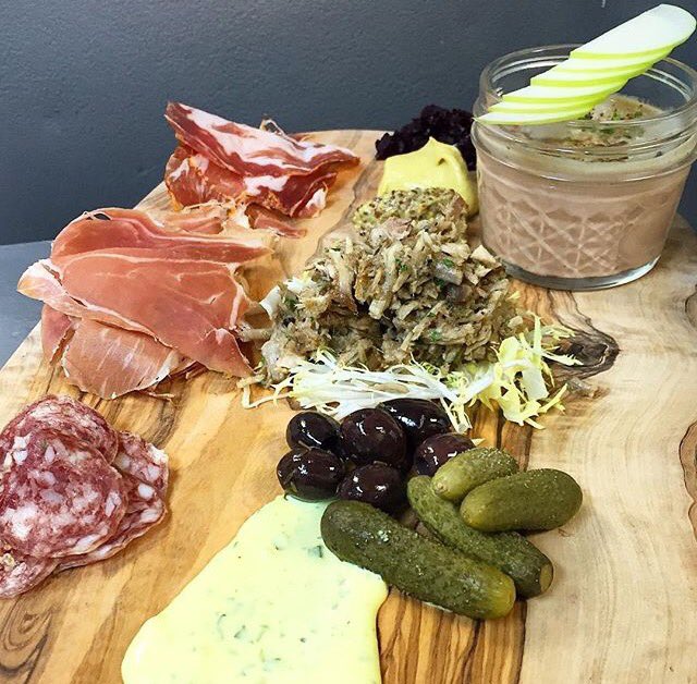 chefnateking's tweet photo. Charcuterie board @cachecacheaspen with bearnaise aïoli &amp; beet relish @AvalancheCheese @LaQuercia #rillette #livermousse #coppa #aspen https://t.co/XoGsrpaNOj