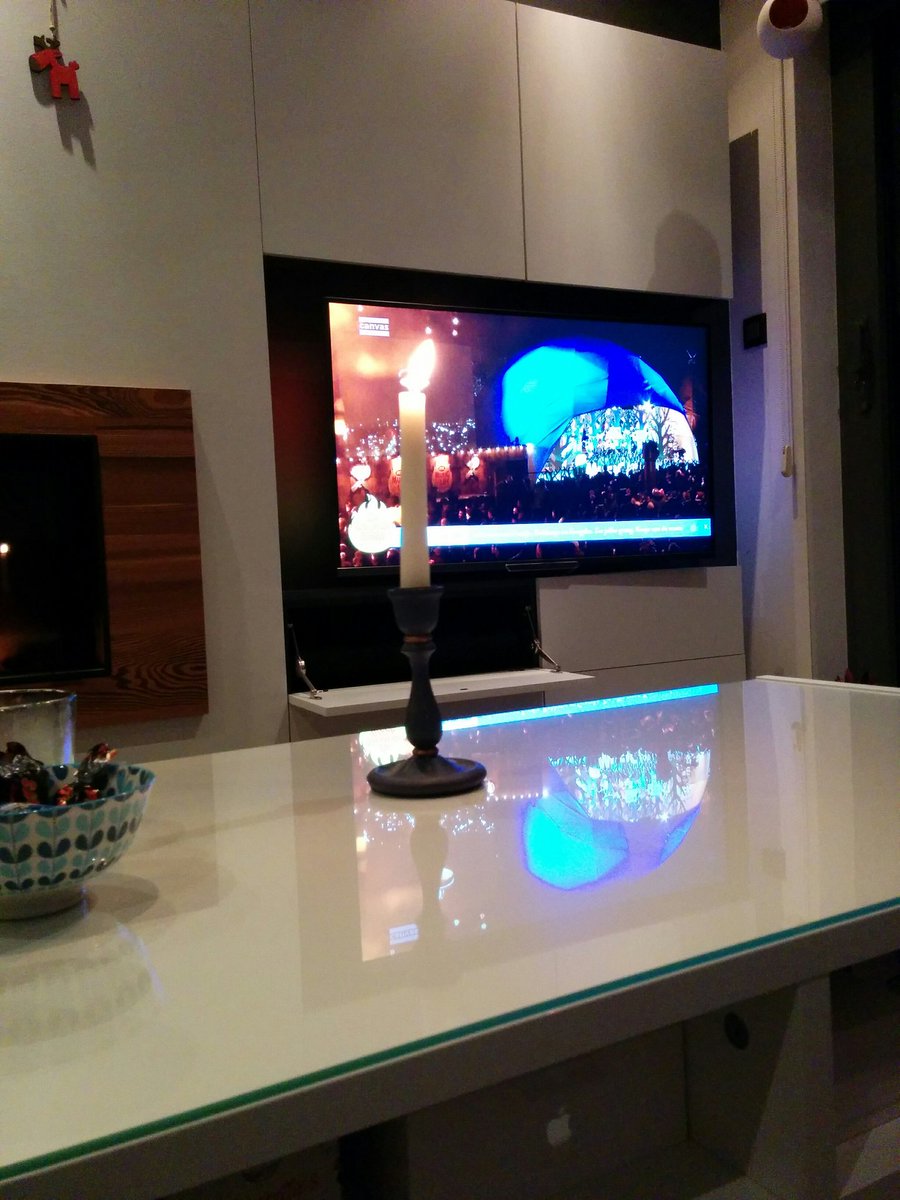 Xaicodog's tweet photo. Ik geef de #VRTtoren  in mijn woonkamer een extra echte warme vlam @stubru @Stijnvdvoorde  #MFL16 #warmathon https://t.co/MtWWDN2Gax