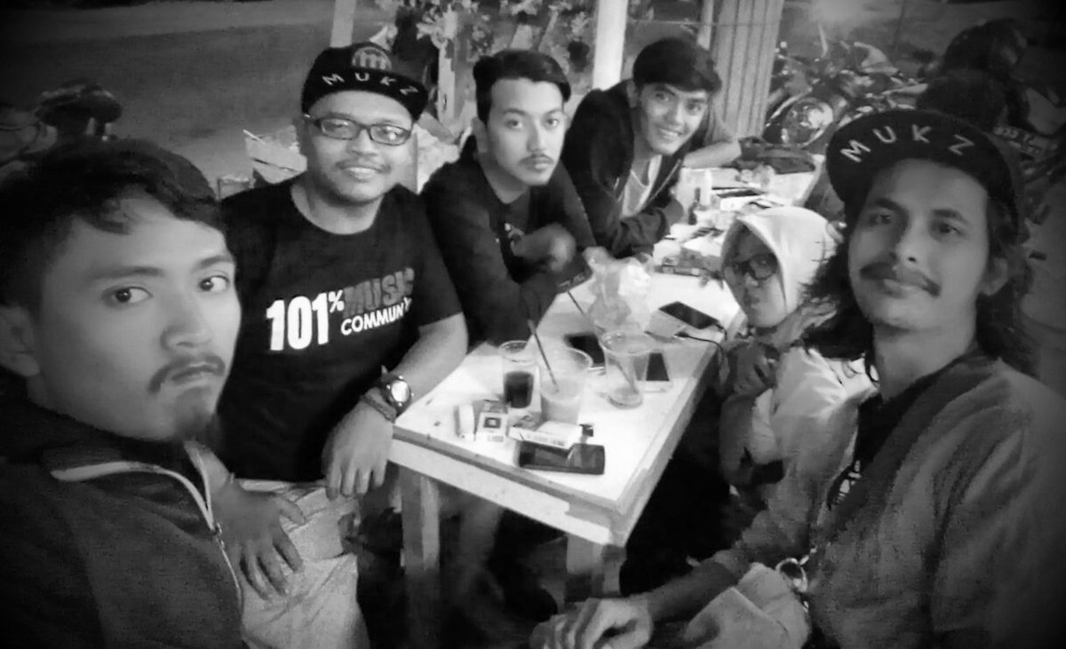 Meeting-meetingan Asik buat project collabs <a href="/KaosMukee/">Mukee Cloth & Merch</a> X <a href="/TheExs_Rock/">The Exs Official</a> X <a href="/101persenmusic/">101persenmusic</a> .. Uyey!!
