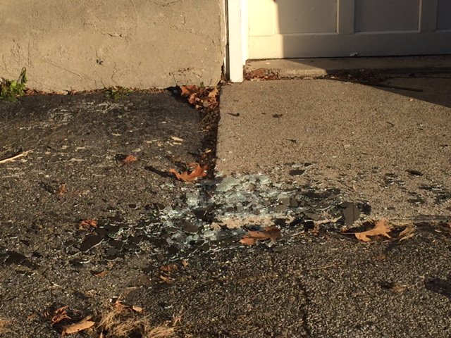 suzwholley's tweet image. Called @BestBuy to note that delivery smashed old cook top during haul away &amp;amp; left pile of glass. Response: "Can’t you clean it up?" #csfail