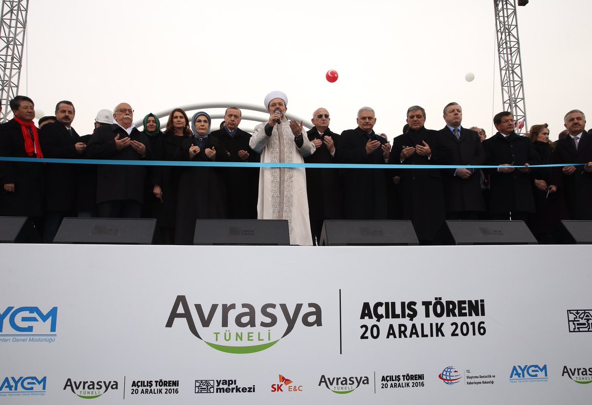 Ahmet_Davutoglu's tweet photo. İki kıtayı 5. kez birleştiren #AvrasyaTüneli hayırlı olsun. Bu hizmetler ülkemizi tüm badirelere rağmen daha da ileriye taşıyacak. https://t.co/TJygZIrZFk