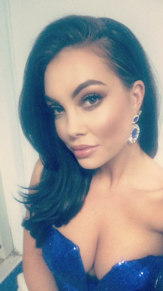 ModelLondon's tweet image. We welcome back beautiful @JemelinArtigas tonight to @OfficialPDC @WilliamHill as our #WalkOnGirl.. Along side stunning @HollyVJohnson 🎯👭💋