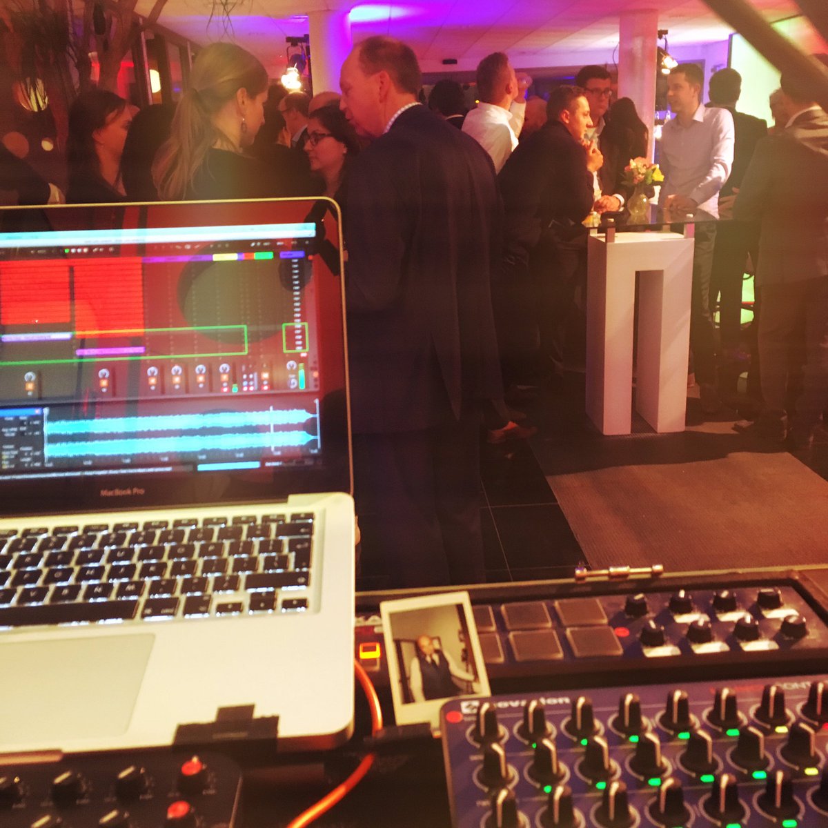 Vilouca's tweet photo. Vanavond SoulSuits tijdens de kerstborrel van een mooi private event. Thanx to @PPeople_Hedel #vocaldj #vilouca https://t.co/sQWEWsXxOu