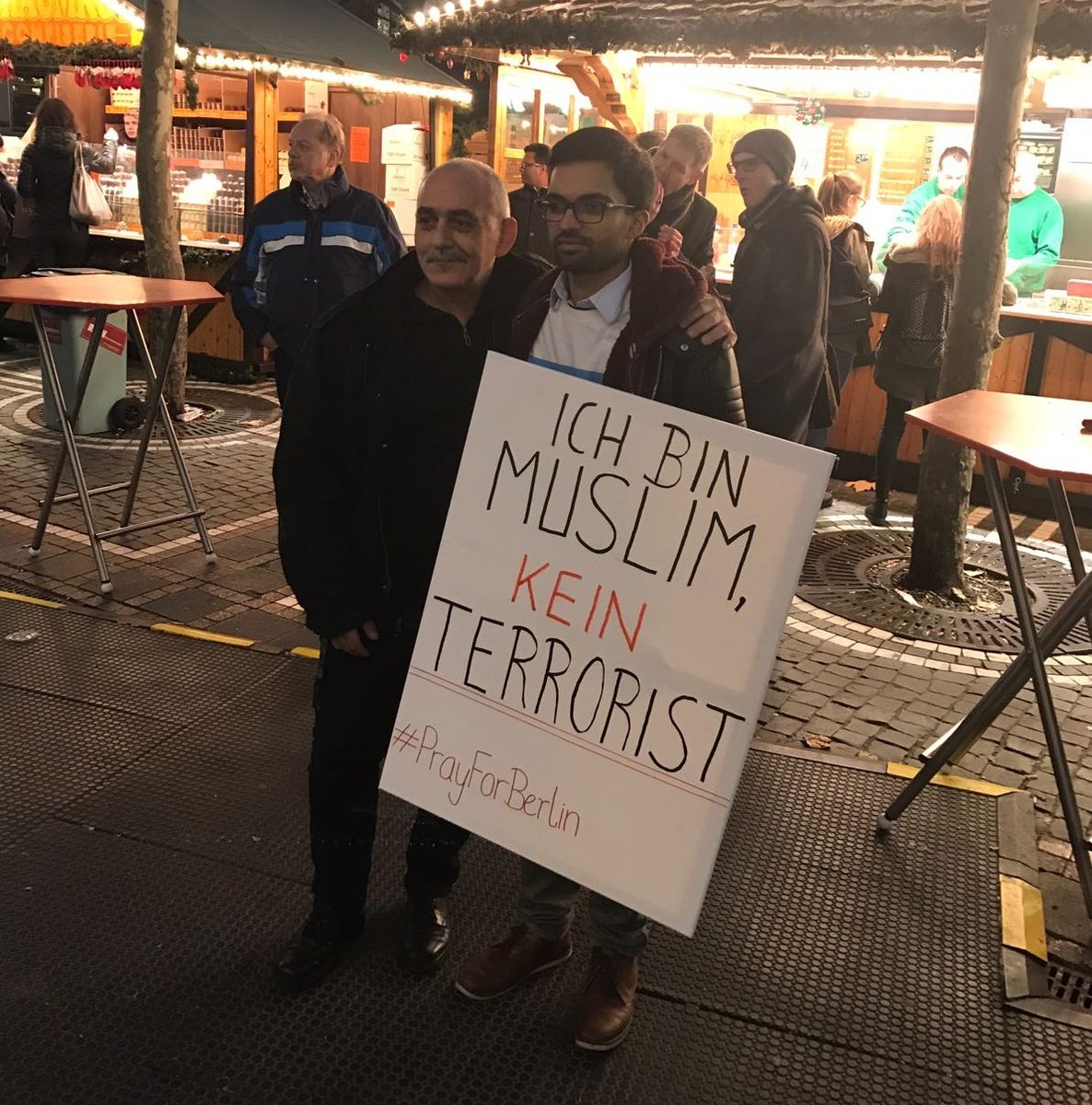 MASQDeutschland's tweet photo. Wir junge Muslime sind für Sie da, wie hier auf dem Weihnachtsmarkt in #Frankfurt. Sprechen Sie uns an #MuslimeGegenTerror #PrayForBerlin https://t.co/0cCiIY9ovY