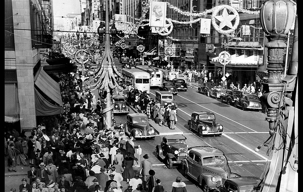 DTLALMagazine's tweet photo. #Christmas 1950 #DowntownLA #DTLA #SouthPArkLA #LALofts #OBD #EchoPArk #ElysianPark @ericgarcetti @LACityCouncil #LosAngeles #WestLA #SFV https://t.co/HlgneHEvCQ