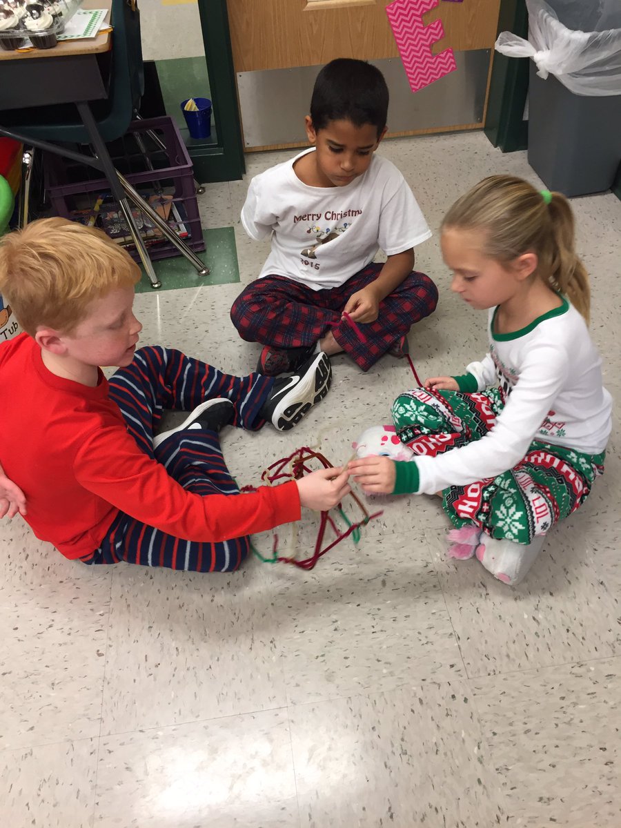 SCEMcKinley's tweet photo. Building the tallest pipe cleaner with only one hand as a challenge!!! #duellolearns #wsdactivelearning https://t.co/t2f1fcDgW8