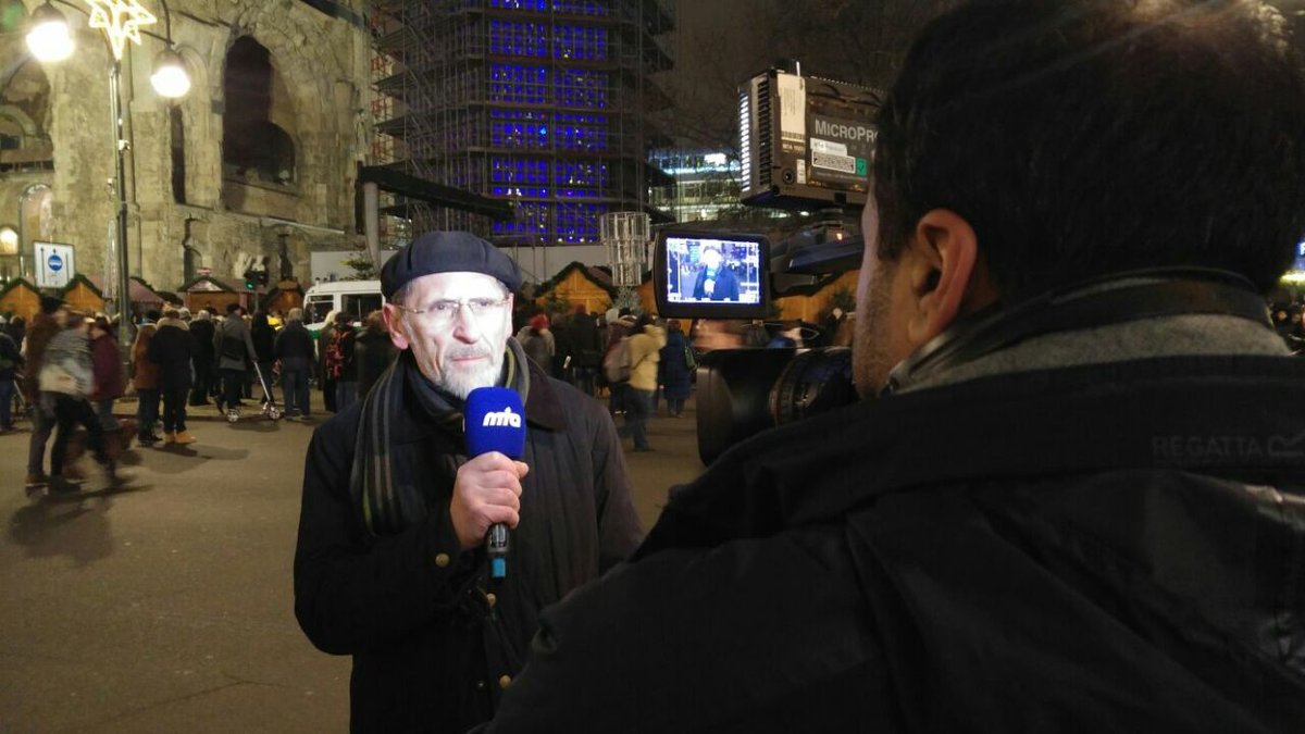 AhmadiyyaRgbg's tweet photo. Ahmadi Muslims condemn the #BerlinAttack and express their solidarity by gathering in front of a Church #MuslimeGegenTerror #Ahmadiyya https://t.co/vnH5MFsn7y