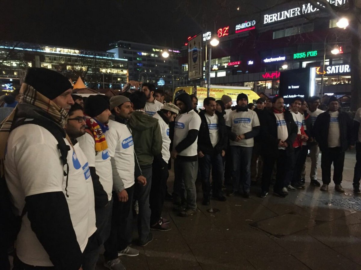 AhmadiyyaRgbg's tweet photo. Ahmadi Muslims condemn the #BerlinAttack and express their solidarity by gathering in front of a Church #MuslimeGegenTerror #Ahmadiyya https://t.co/vnH5MFsn7y