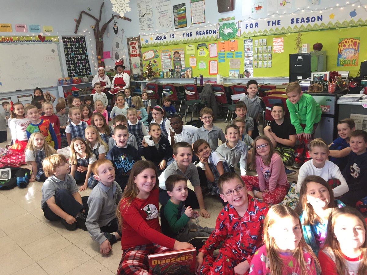 StPStC2ndGrade's tweet photo. Christmas Stories and Homemade Cookies with The Elmendorfs! #Traditions #Wouldn'tBeChristmasWithoutThem https://t.co/DIadLo2hL5