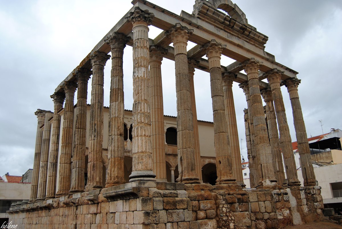 #TemploDeDiana #Mérida #Badajoz #Extremadura #España Templo romano construido hacia finales del siglo I A.C. en Augusta Emerita