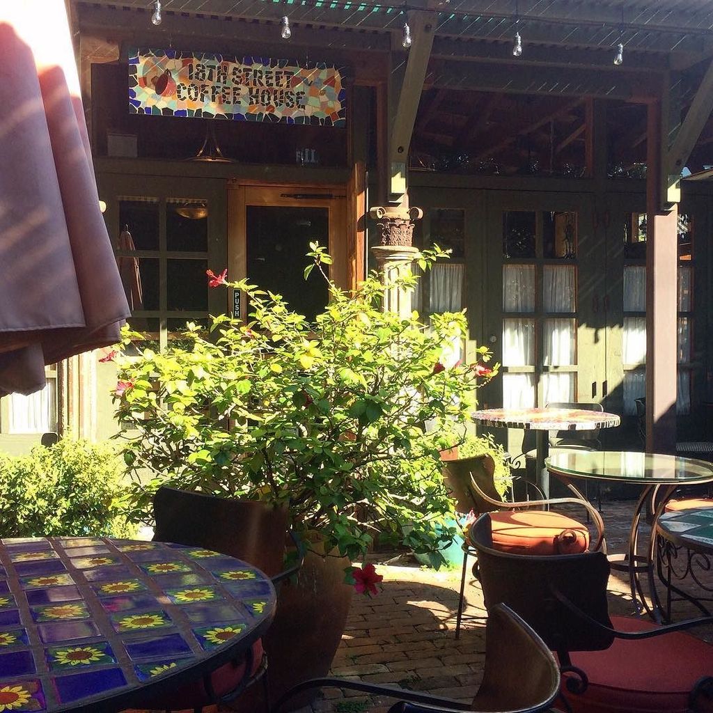 LAblocks's tweet image. It might be negative degree weather all over America, but it’s warm and sunny in Los Angeles! If you’re in Santa Mo…