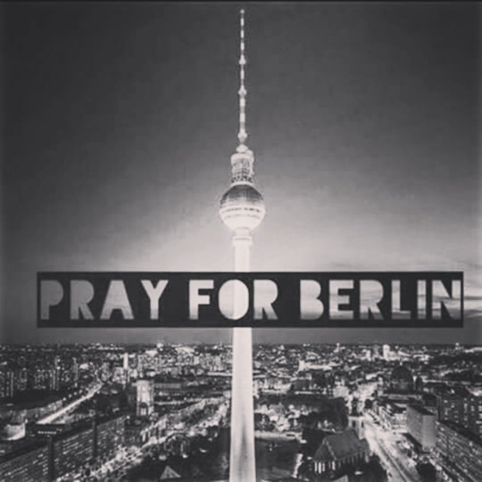 MissGarz's tweet image. Ich bin schockiert und traurig zugleich. Meine Gedanken sind bei den Opfern und deren Angehörigen #prayforberlin