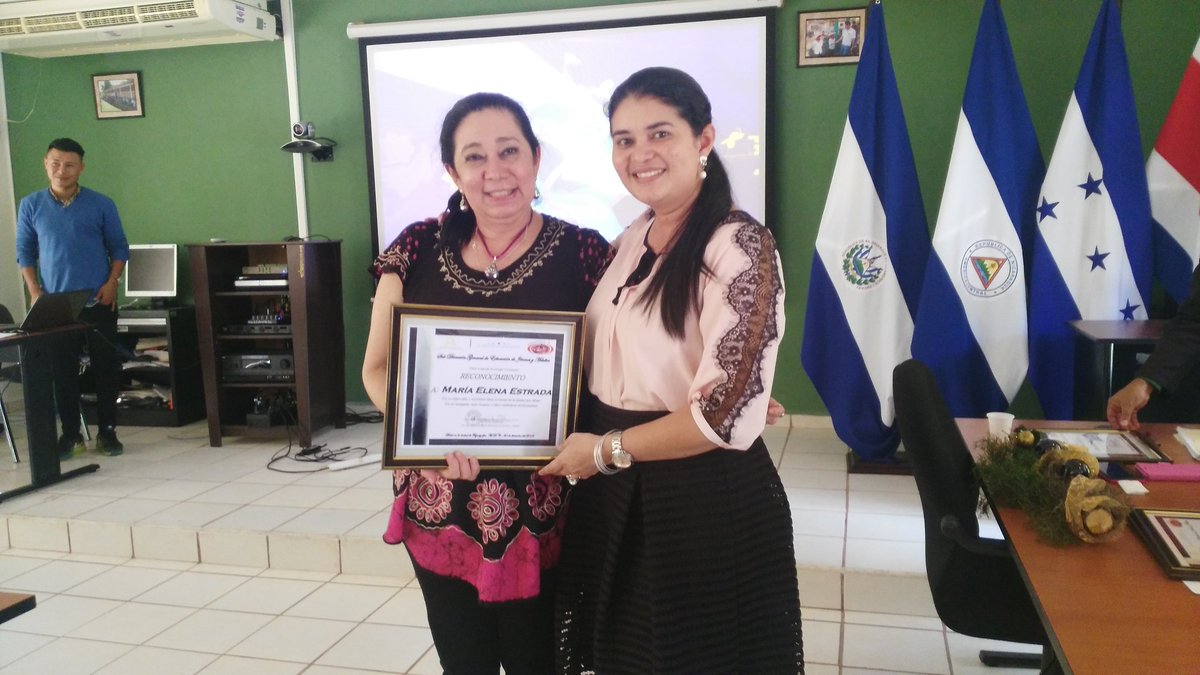 EducatodosSE's tweet photo. Entrega de reconocimientos a personal de la SDGEJA por su gran gestión #Metas2016 #Logros2017 @Educacion_HN @escoto_marlon @keniaRo2 https://t.co/mOmlTQdP49