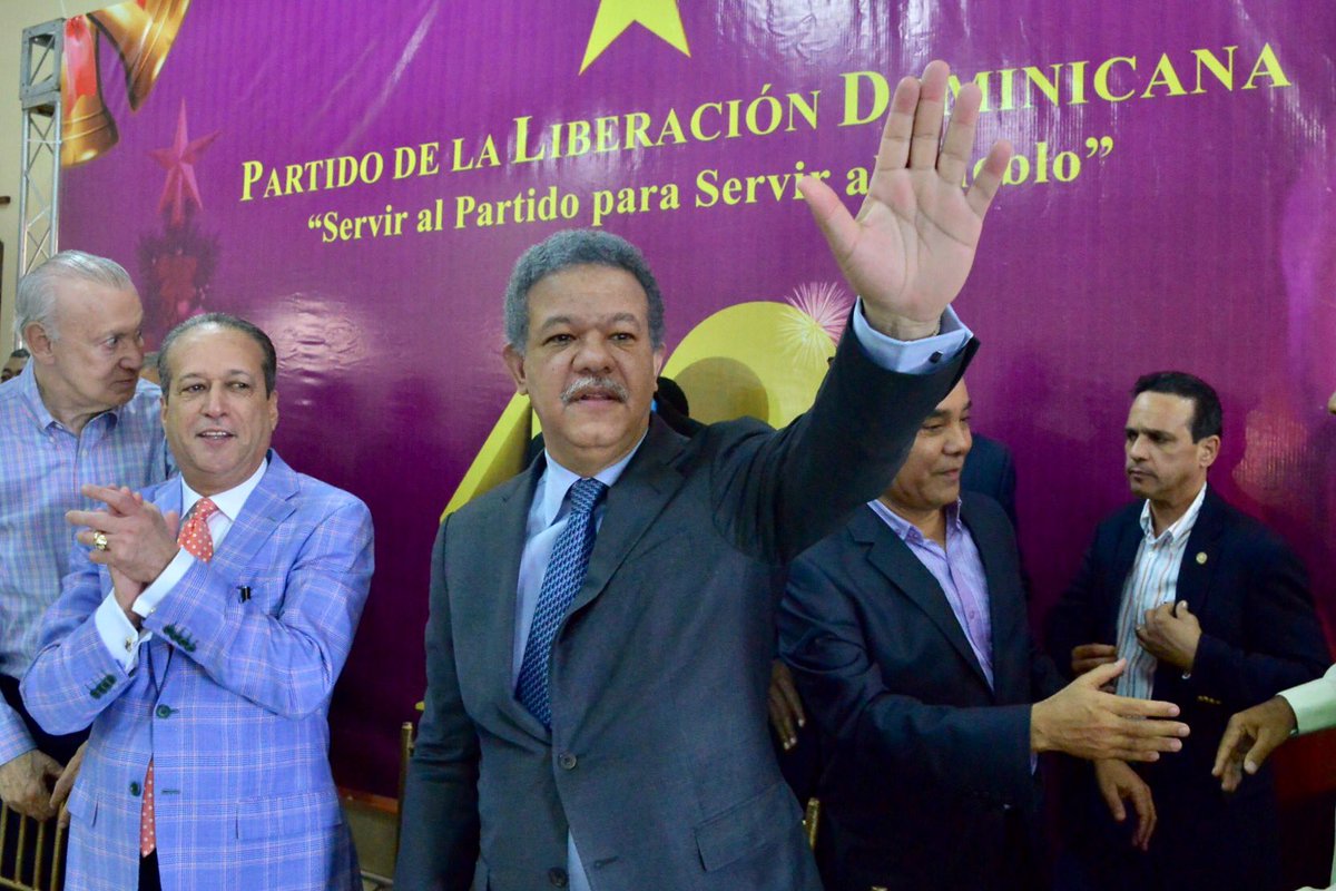 LeonelFernandez's tweet photo. Con SG @ReinaldoPared en San Pedro de Macorís, disfrutando el almuerzo navideño del @PLDenlinea con la dirección política de la región este. https://t.co/FdwJmuKqBC