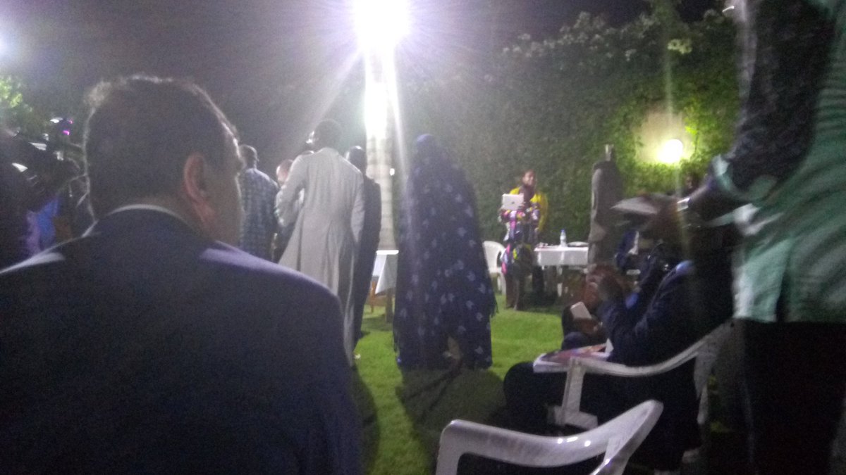 ameklou's tweet photo. Le grand plaisir de retrouver le #tovia @Elom20ce #soireededicace https://t.co/u1AABMDSwD