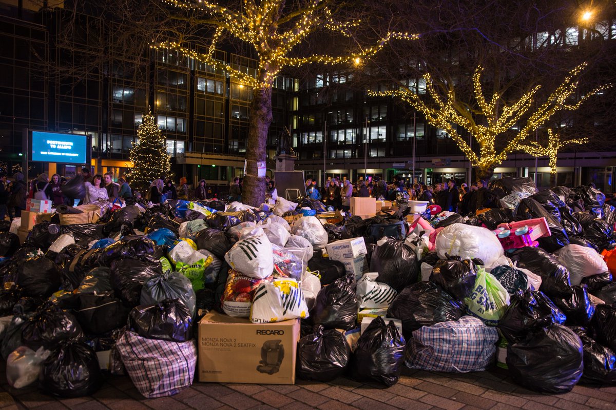 PortsmouthGhall's tweet photo. Heart warming scene outside the venue tonight. Amazing work by @donth8donate &amp; the people of Portsmouth donating aid to those in Aleppo https://t.co/3xCB9liEEo