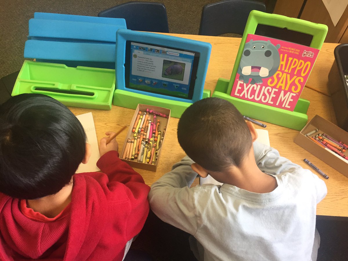 mssuppa's tweet photo. These SKs are making connections and writing about it in the library! #FDK @tdsbVL  @tdsb @EarlyYearsTDSB @Gracefield_PS https://t.co/aRMlsuiNTq