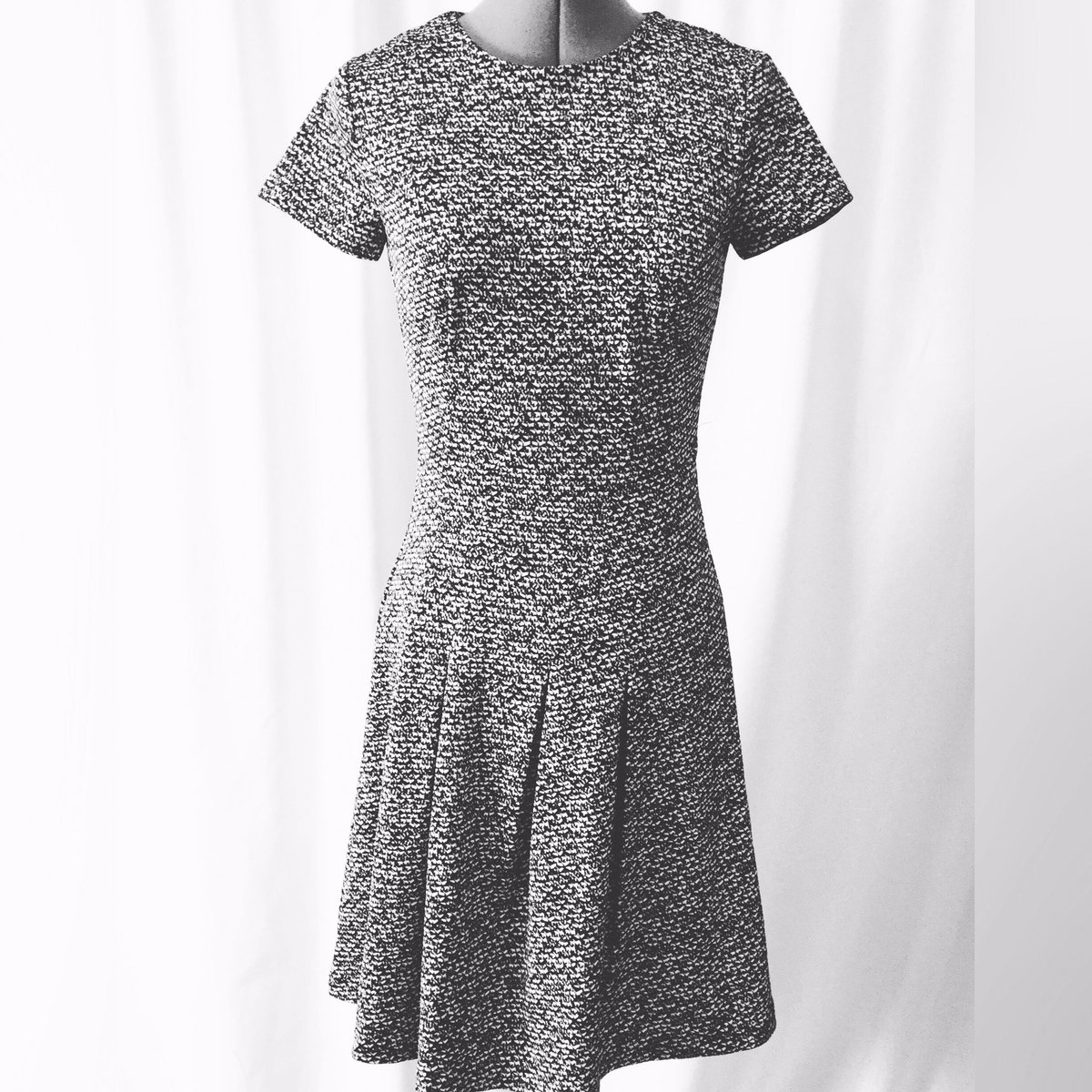 ShopMiniTrends's tweet photo. Where would you wear this dress? I'd wear to lunch w/ the girls. It's too cute to not wear! #MichaelKors #MK #DressToImpress #Fashion https://t.co/jHyinMrWPi