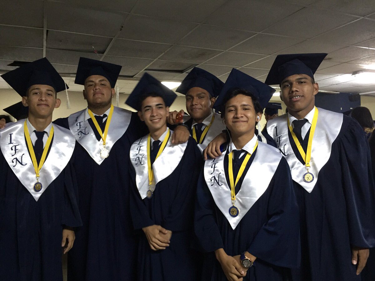 ErickPiineda's tweet photo. Ahora sí, hoy exactamente un año me gradué con las peores personas que pude conocer, cuantos los detesto. #WorstPromEver #FuckSayrix https://t.co/vusGCh7Q8T