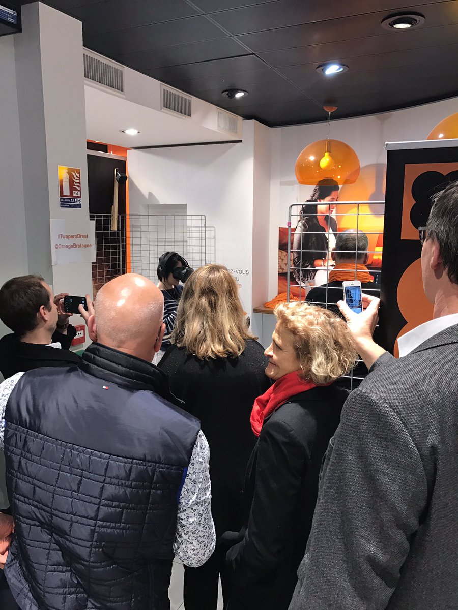 OrangeBretagne's tweet photo. Merci à tous les participants du #twaperoBrest ! De jolies rencontres qui en annoncent d'autres https://t.co/oj0b9YvACC