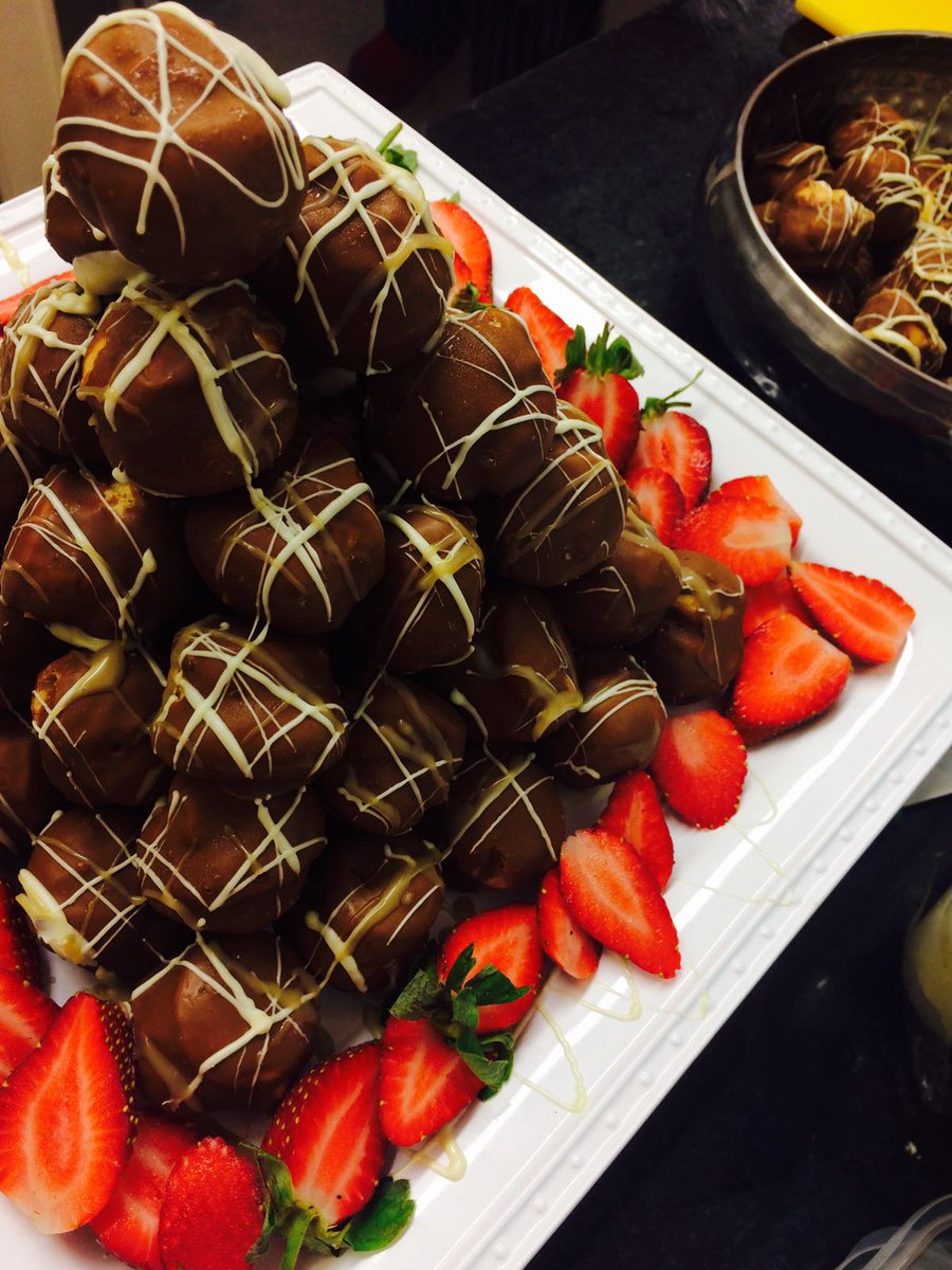 pleserpur's tweet image. Salted Caramel Profiteroles.... mmmmm 😍🍫🌲