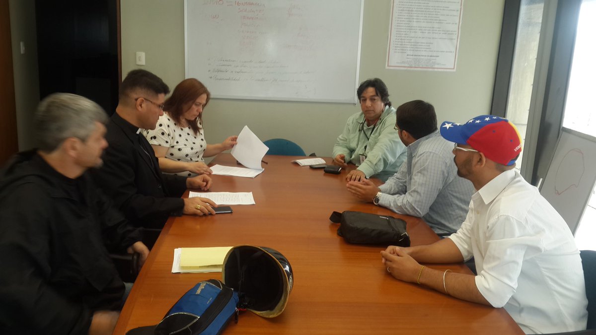 JulioReyesCcs's tweet photo. Nuestra presión popular logró, nos atendiera la procuradora jurídica de la defensoria #ExigimosAlDefensor https://t.co/68BOrpCtAs