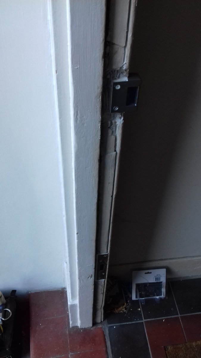 TRRLOCKS's tweet photo. #northlondon #hornsey #n7 communal door lock replaced and secured with yale 88 lock https://t.co/Q8XHoVljSW