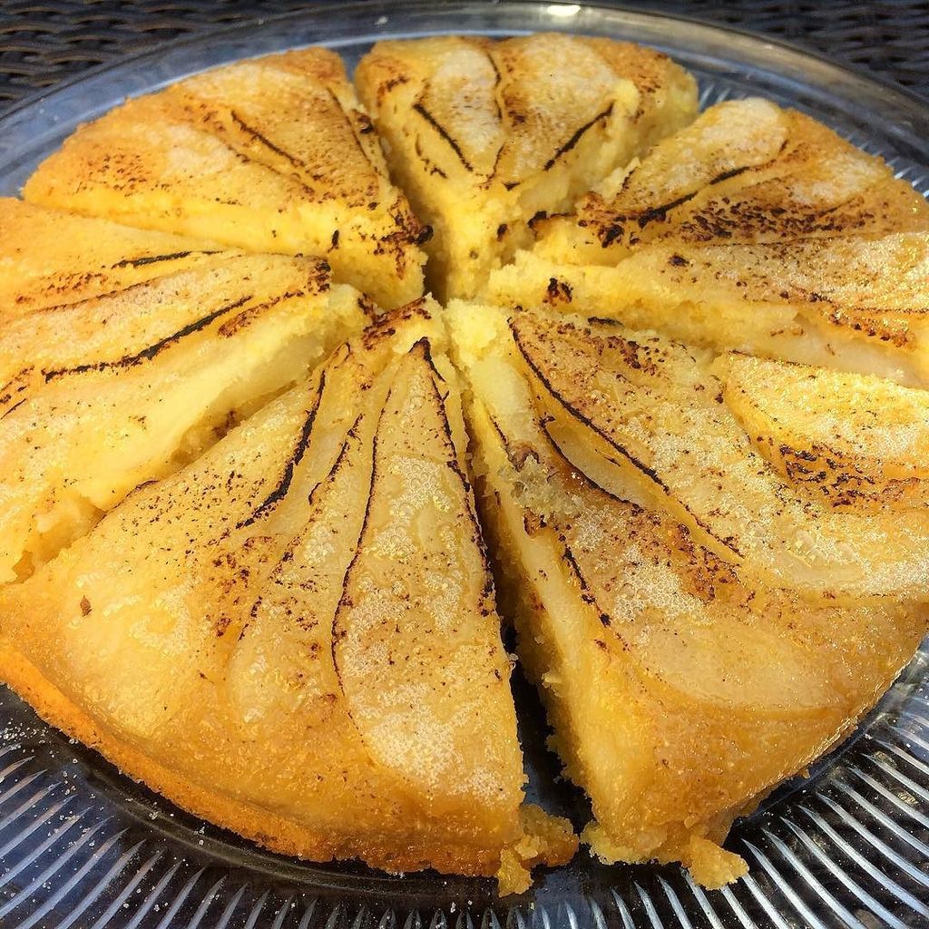 LindgrensCafe's tweet photo. creme brûlée pear upside-down cake 🙃 https://t.co/LNCMZOrmWC https://t.co/6OMNzhpN5b