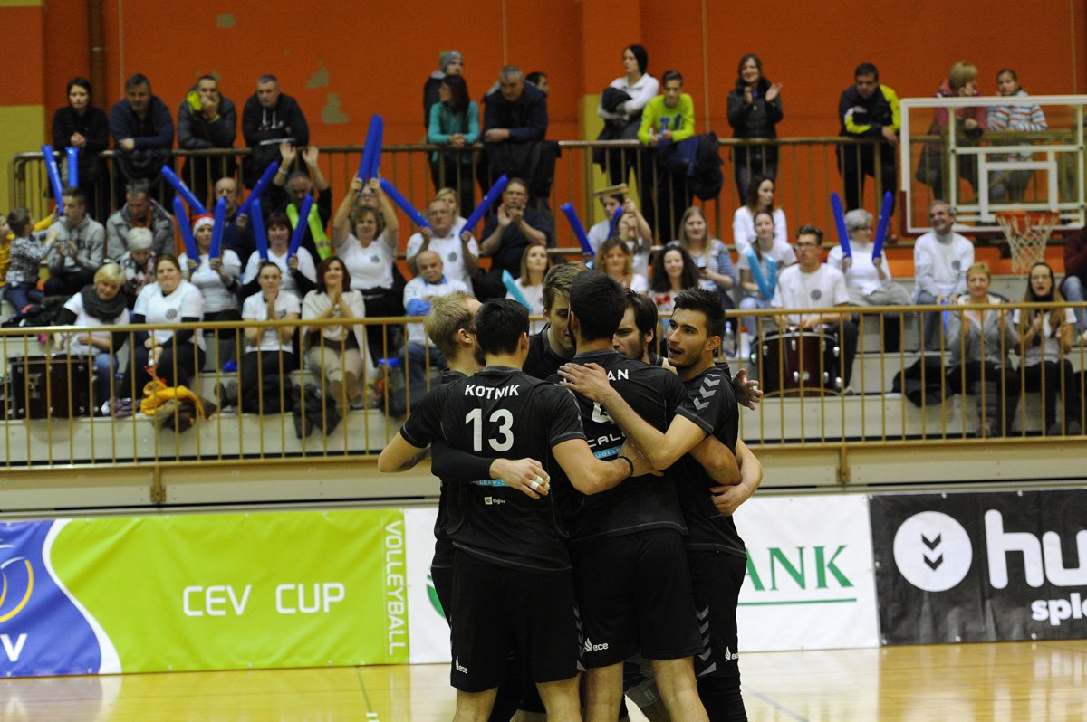 SloVolley's tweet photo. .@OKCalcit v evropskem pokalu #CEVCupM ni uspelo presenetiti francoskega @ToursVolleyBall, ki je bil boljši s 3:2. https://t.co/Eo3j207I1O https://t.co/m2IoQisx3Z