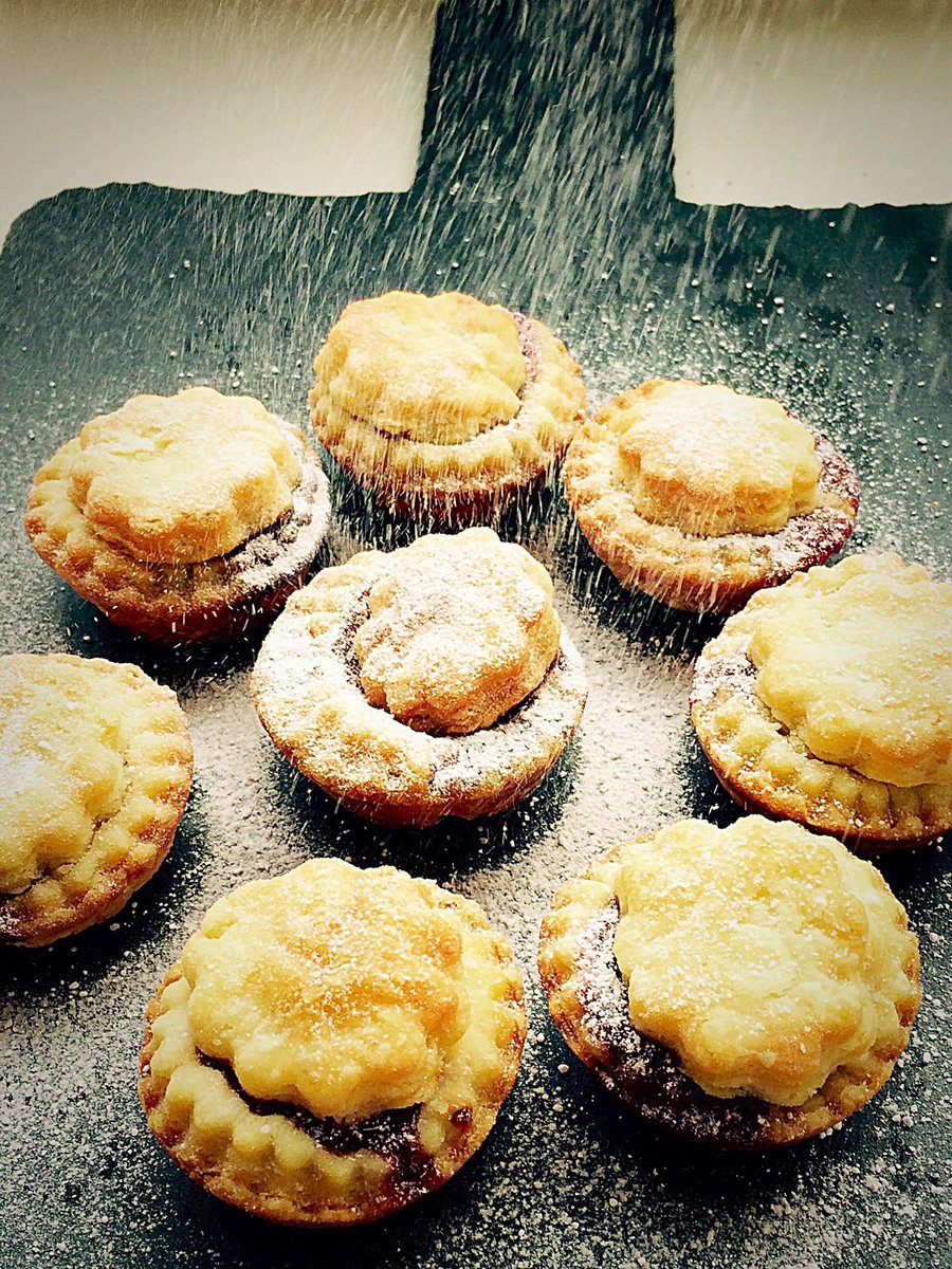 sammiefeasting's tweet photo. 🎄 Cream Cheese Pastry Mince Pies 🎄 the easiest Pastry you'll ever make 🎄 https://t.co/lpAlLGOZH8 🎄🎄🎄 https://t.co/KxEFsezYy9