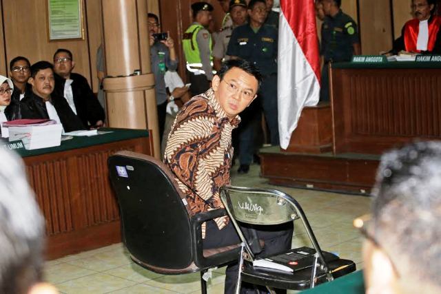 obsessionews's tweet photo. #Umat #islam Semakin Gencar #Tuntut #Ahok Dimasukkan ke #Penjara https://t.co/Fw0842IKPg #Jokowi #AksiBelaIslam3 #AFFCup2016 #AirMataBuaya https://t.co/Gd4mhKek4q