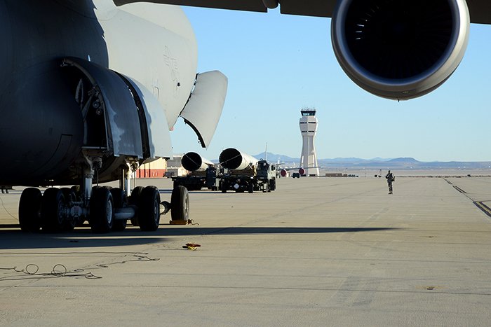 EdwardsAFB's tweet photo. History in transit @EdwardsAFB Read more here - https://t.co/gvSMKHqkdq (U.S. Air Force photo by Christopher Ball) #FlyingBoxcar #Avgeeks https://t.co/l6wLAAliXG