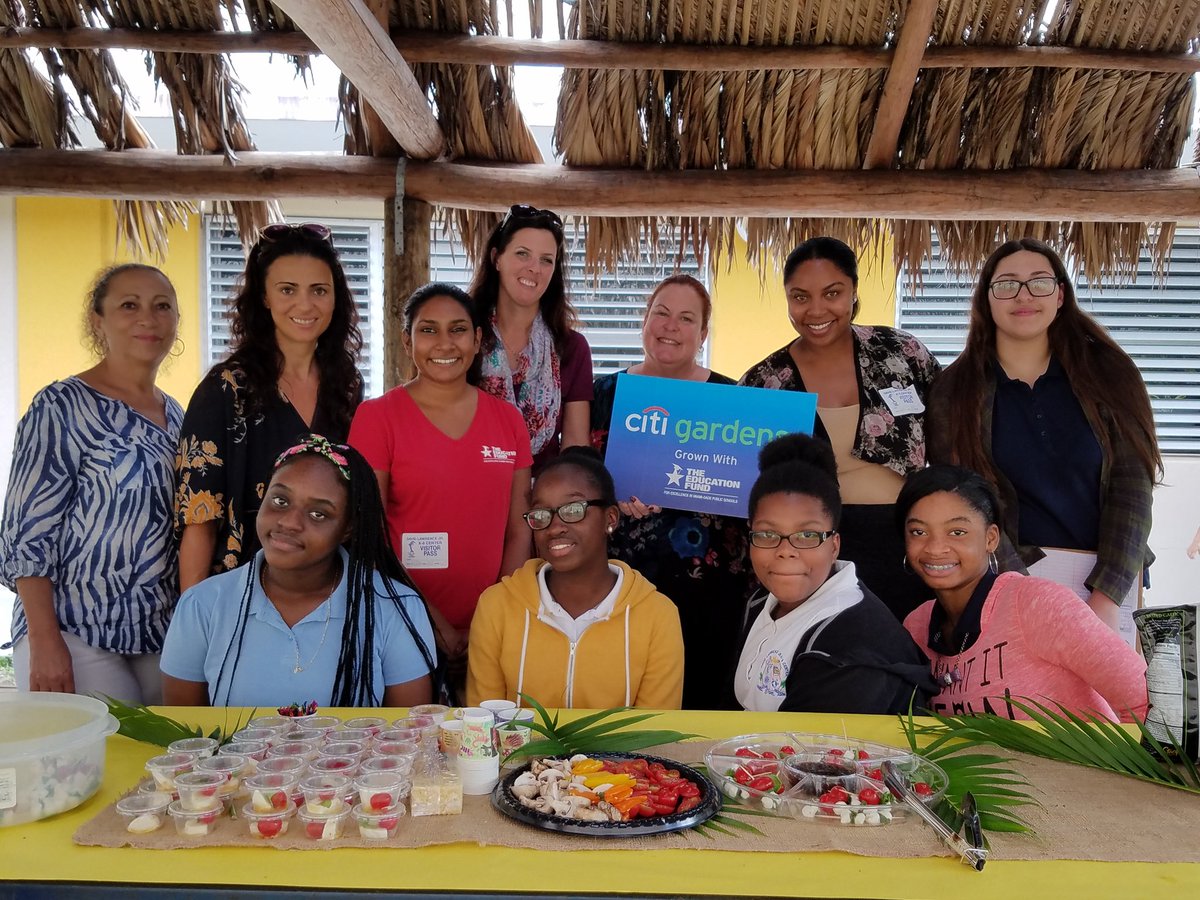Rodriguez1Jani's tweet photo. @DavidLawrenceK8 students, parents &amp; community enjoying the fruit of their gardening labor #gardening #sustainability #veggiesaregood https://t.co/6B16XeKNpB