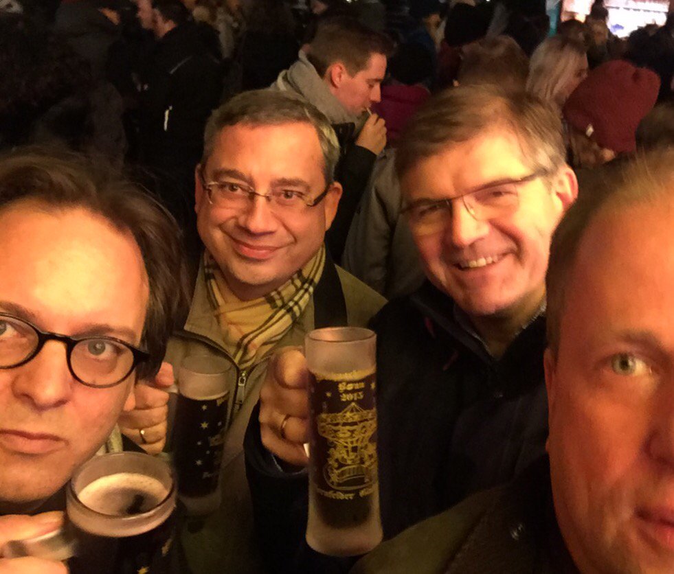 JoachimStamp's tweet image. Ein verrücktes Jahr, in dem sogar #Glueweintrinken zum politischen Statement wird. #weihnachtsmarkt #bonn #NRW