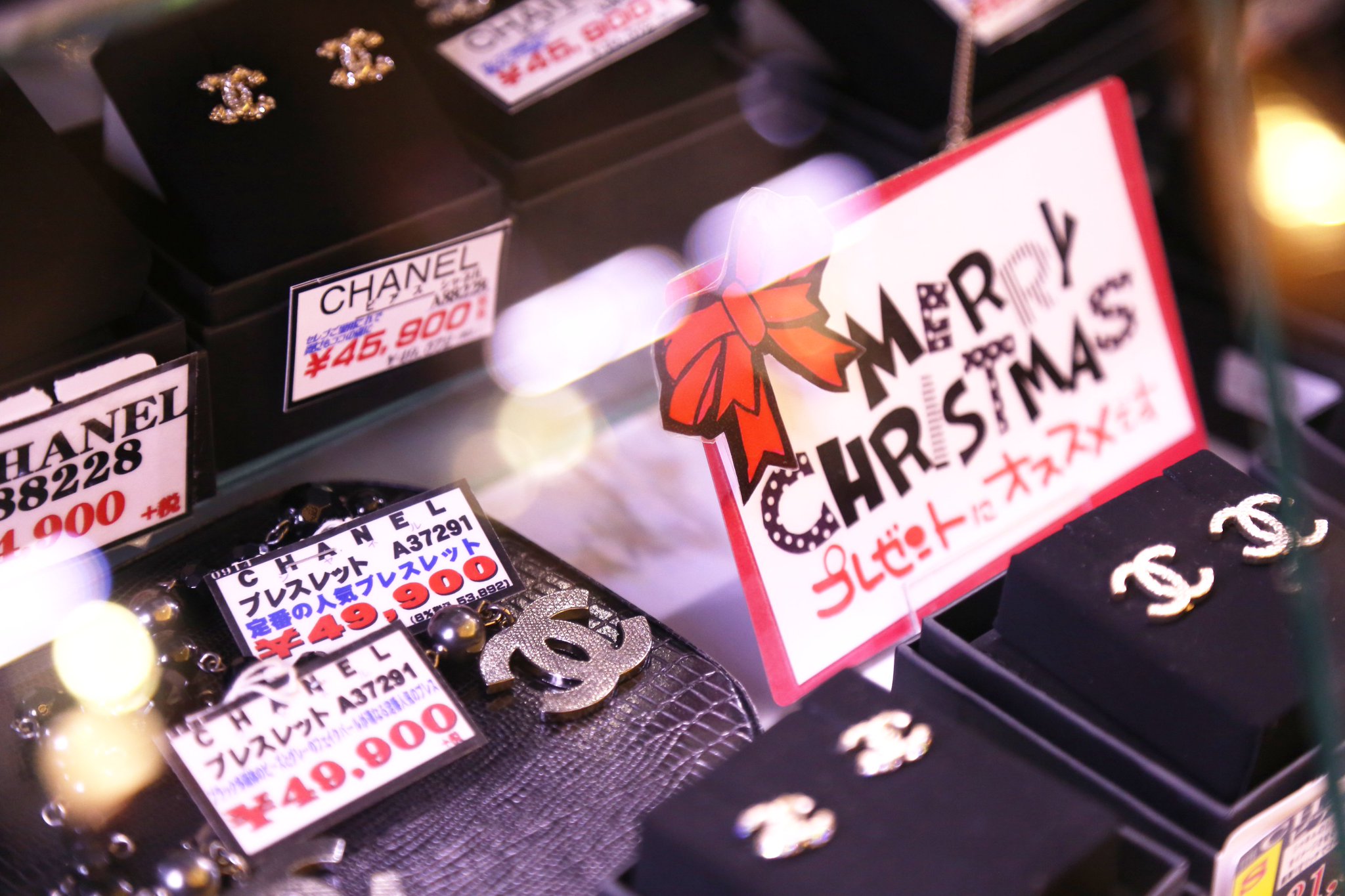 驚安の殿堂 ドン キホーテ Auf Twitter もうすぐクリスマス ドンキ六本木店 のブランドコーナーはクリスマスムード全開 自分へのご褒美や たいせつな人への贈り物 プレゼント選びにどうぞ 驚安の殿堂 ドン キホーテ Auf Twitter もうすぐクリスマス ドンキ六本木店 のブランドコーナーはクリスマスムード全開 自分へのご褒美や たいせつな人への贈り物 プレゼント選びにどうぞ