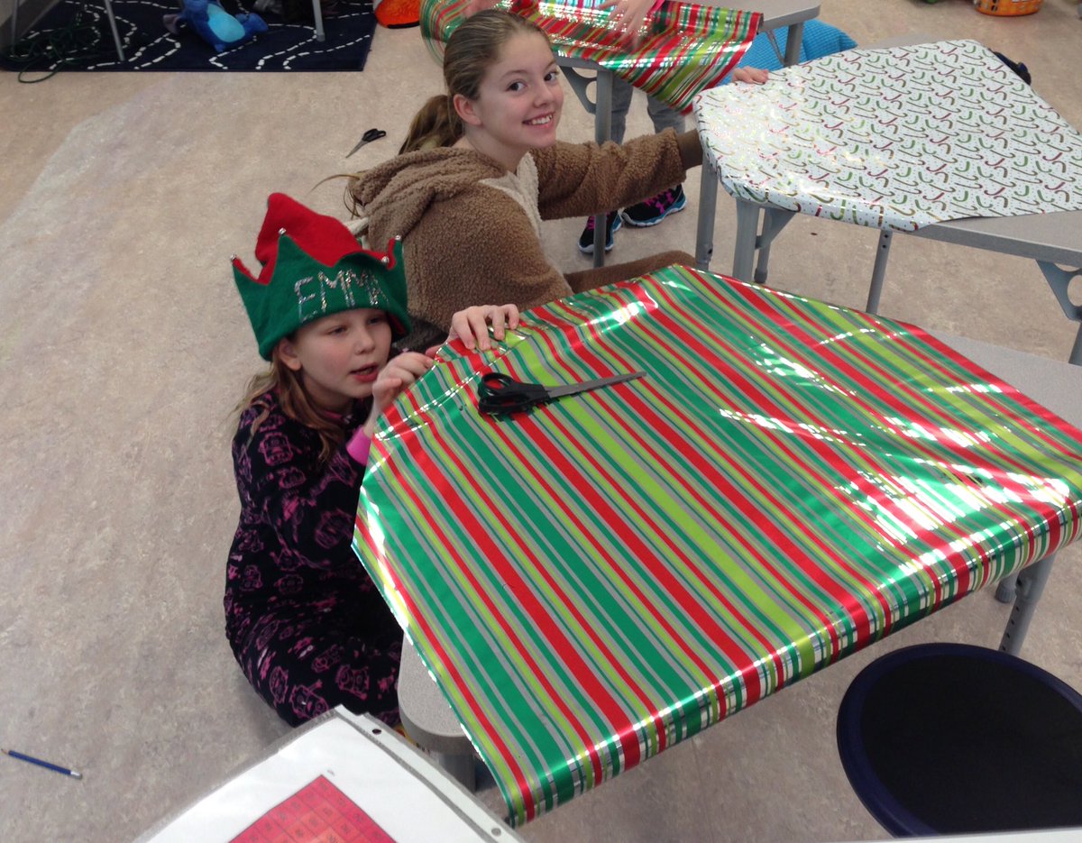 sleslie32's tweet photo. Let the desk decorating contest begin!! @IRIC_WC #ele1 #decorateadesk https://t.co/5SKkyOsQIz