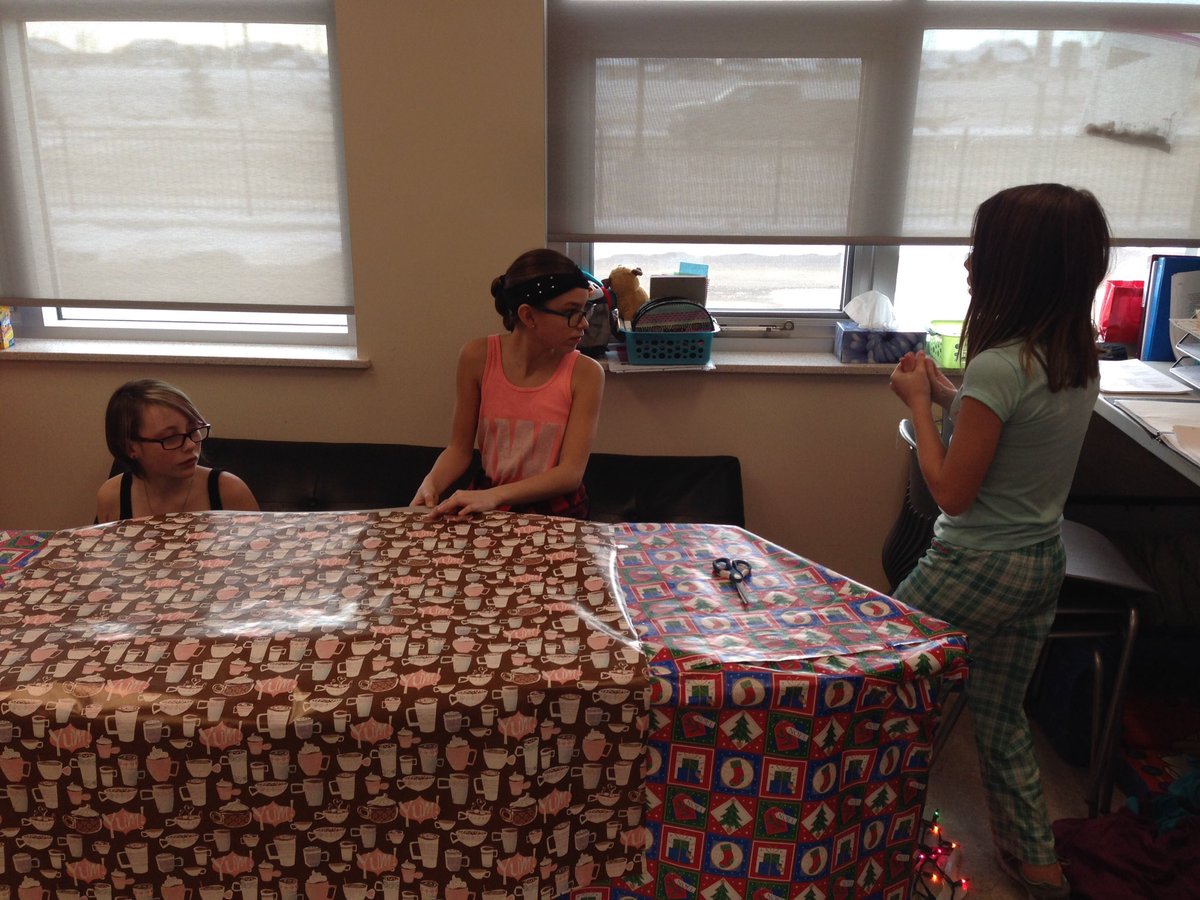 sleslie32's tweet photo. Let the desk decorating contest begin!! @IRIC_WC #ele1 #decorateadesk https://t.co/5SKkyOsQIz