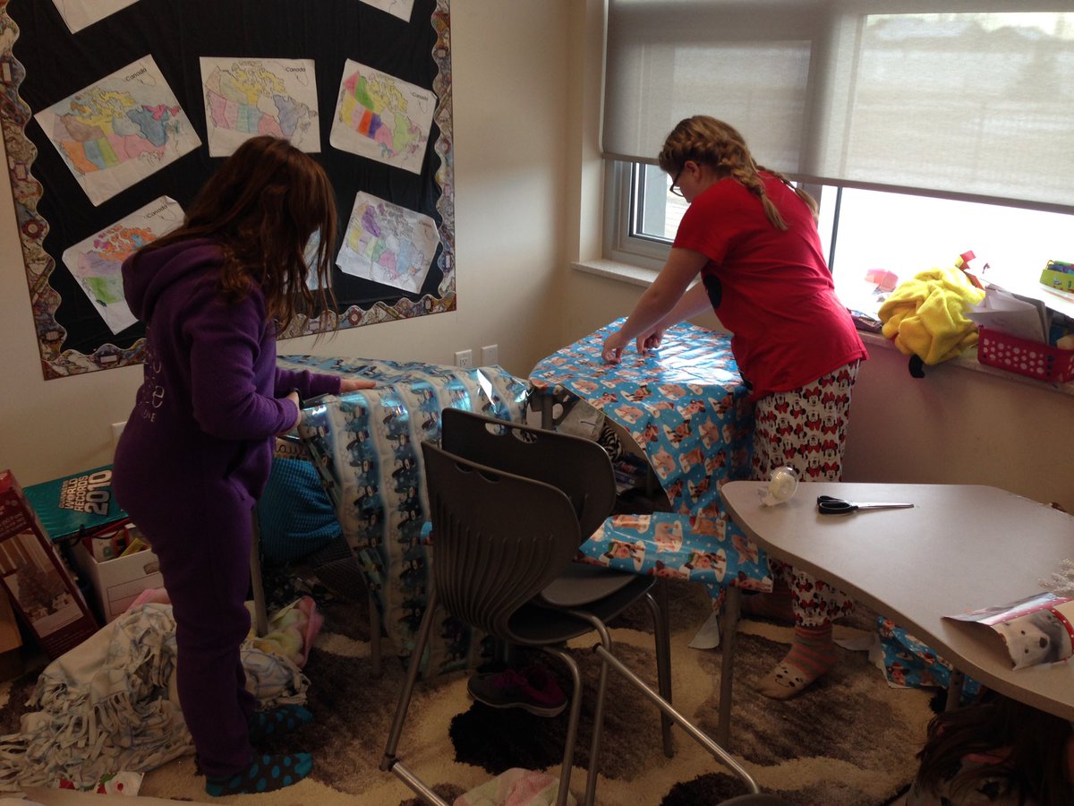 sleslie32's tweet photo. Let the desk decorating contest begin!! @IRIC_WC #ele1 #decorateadesk https://t.co/5SKkyOsQIz