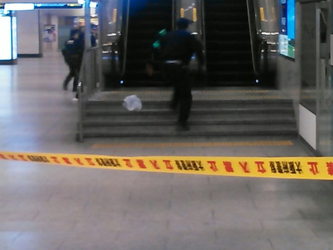 阪急梅田駅に不審物発見 警察が規制線を引いて辺りを封鎖 ついラン 阪急梅田駅に不審物発見 警察が規制線を引いて辺りを封鎖 ついラン
