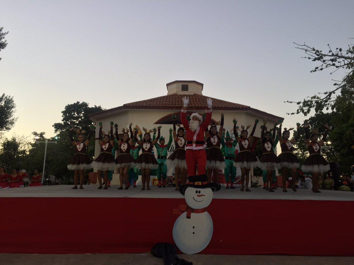 v_educativa's tweet photo. Festival Navideño de la Normal de Bacalar, en el parque municipal , para el disfrute de la comunidad. https://t.co/WjeDNBw6io