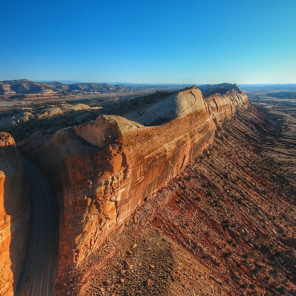 Twisted_Arch's tweet photo. #combridge is am amazing Rock formation that runs for 20+ miles from Blanding Utah to Arizona. https://t.co/qGJYSu0QbN
