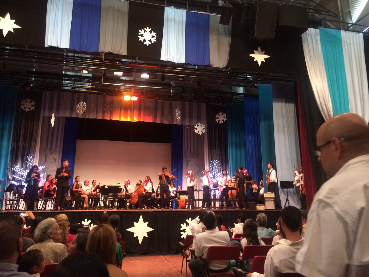 Primer concierto de nuestro grupo de rock #elsistema #elsistemazulia #tocarcantaryluchar #navidad #concierto #rock