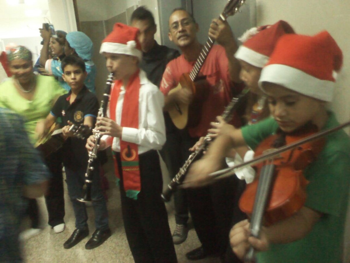Llevando música y alegría a los pasillos de la Maternidad Castillo Plaza en el marco de su parrandón navideño #elsistema #elsistemazulia