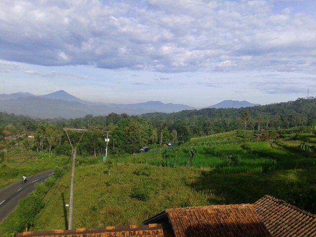 Gunung cikuray garut dan gunung galunggung tasikmalaya.. Terpantau pagi ini dari pasirjoho tasikmalaya jabar.