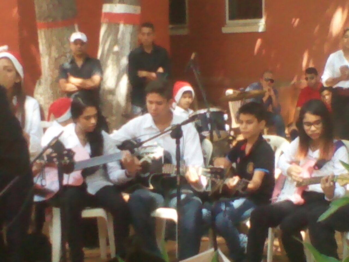 Integrantes del Programa Alma Llanera en el parrandón navideño de la Maternidad Castillo Plaza#elsistema #elsistemazulia #tocarcantaryluchar