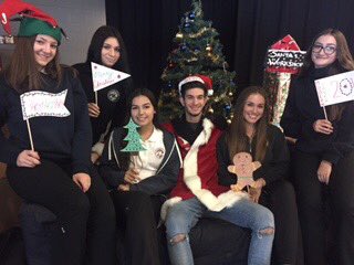 stJOANchs's tweet photo. 🎅🏼🎅🏼🎅🏼 Thank you SJA from the grade 12 #leadership class for taking pics with #modernSanta! Over $200 raised for a local family!!! https://t.co/tWrnnNAcFm