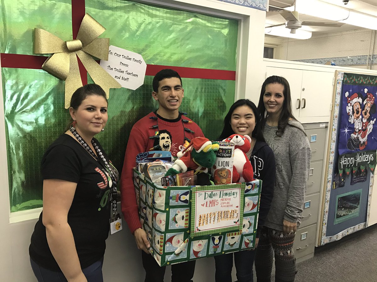 LMHSMSA's tweet photo. MSA delivers toys to Dulles Elementary School!! @Basketball_LM @LMcoachjones @christeeaa @DullesDolphins @JessicaKwekEdD @nlmusd @Emprmemo 🎄 https://t.co/yMeUEcn8Yn