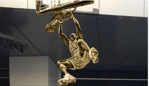primerahora's tweet photo. Estatua de @SHAQ estará supendida en los aires: https://t.co/wI8LTFxT2C https://t.co/odW8GQr0kR